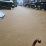 あり得ない…豪雨で吹き飛んだマンホールのふた、バスの床を突き破って車内に　／慶尚南道