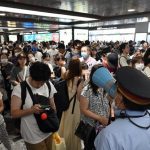 JR博多駅、帰省客たちが待ち行列！九州新幹線で遅延や運休による混雑