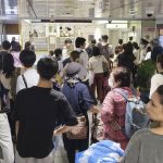 雨の影響で東海道新幹線が運転見合わせ、人々が駅に殺到し新幹線内で足止めされる―最長5時間半の待機時間