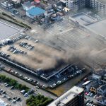 厚木市のパチンコ店で火災発生、車100台以上が被害を受ける