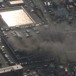 パチンコ店の駐車場で火災発生、100台以上の車が焼失 - 神奈川・厚木市