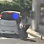 【緊迫の瞬間】駐車場で車が突然バックし男性に衝突！被害者を引き留め、逃げた無謀な運転者