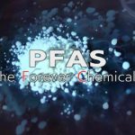 検出された「PFAS」という化学物質が、発がん性や子供の成長に悪影響を及ぼす可能性が指摘されています。水道水の水源からも検出されており、住民は不安を抱えています。