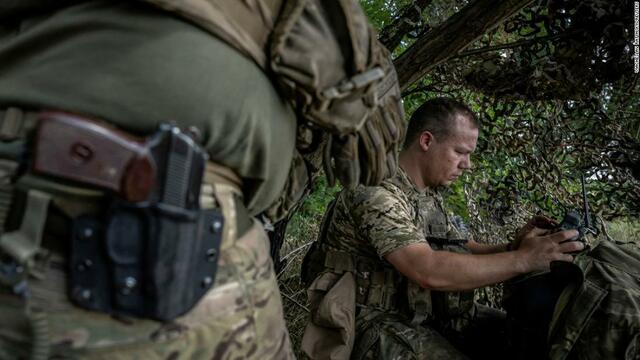 ウクライナ兵がドローンを操作