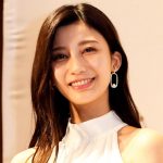 小倉ゆうか　南の島で２５歳を祝う！風に吹かれる薄手ドレスがセクシーすぎる！