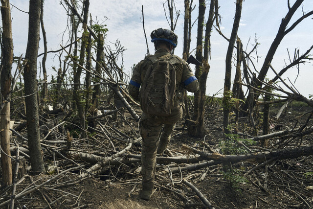 ウクライナ兵が戦闘に従事する様子