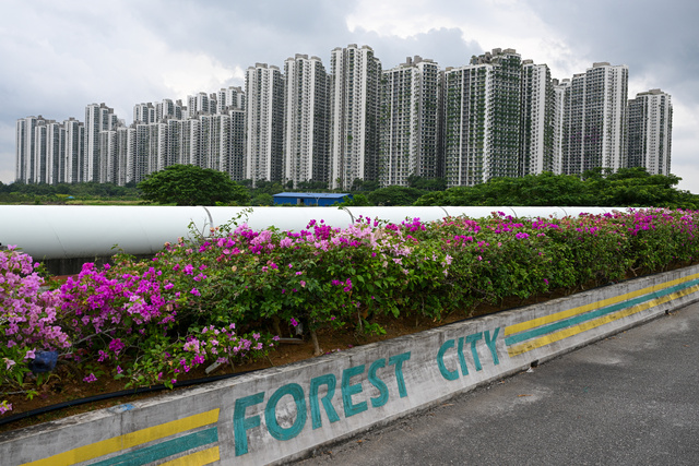 マレーシアの都市開発プロジェクト「フォレストシティー」のタワーマンション群（2023年9月1日撮影）