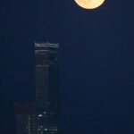 大阪の橋上から「中秋の名月」の満月を眺める　道行く人はカメラで撮影