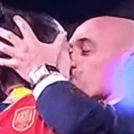 スペインサッカー連盟会長が辞任　表彰式で女子選手にキス　４年の実刑も（動画）