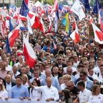 ポーランド反政権デモに数十万人　総選挙控え「国民を分断」