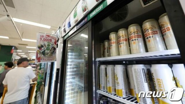 ソウルの大型マートでビールを買う市民