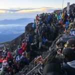 「富士山の大混雑問題、解決策は？登山者のマナーやゴミ問題に注目」