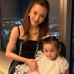 板野友美、娘の2歳誕生日に思いつづり“最後の顔出し”　ほっこり親子ショットに反響「可愛いすぎる親子」「天使すぎ」