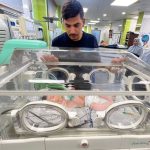 親族の家での避難中、イスラエル軍の攻撃で家族を失った男性に託された新たな命