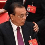 中国・李克強前首相死去 68歳／中国共産党大会で胡錦濤が強制退席させられた時、李克強の肩を叩いたのを覚えてますか？（動画）