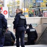 パリの駅で「脅迫行為」に及んだ女性、警察が発砲
