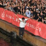 道頓堀で阪神日本一を祝い、ファンが飛び込む光景がカオスに！警官隊列も出現＆グリコの看板消灯＆目張り張りめぐる状況