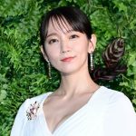 ＜吉岡里帆＞大胆カットアウトドレスで美肌を披露　「ボッテガ・ヴェネタ」店舗での振り向き写真公開