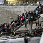 スウェーデン、移民の強制退去要件導入を検討へ