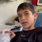 「13歳少年、ガザ空爆で脚を失いエジプトに到着。ずっと続く停戦を願って」