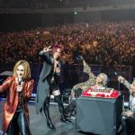 YOSHIKI、誕生日ケーキ爆食いも涙声「俺、誕生日祝っていいんだ…」