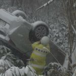 青森空港付近で乗用車が雪でスリップ、対向車に衝突しガケ下へ転落