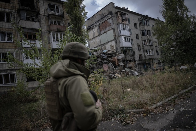 ウクライナ東部アブデーフカの前線を歩く兵士