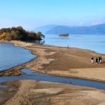 「驚くべき光景！」琵琶湖の水位低下で陸続きになった島