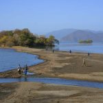 琵琶湖、水位低下で島が陸続きに　各地の珍しい光景が話題