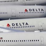 米デルタ国際便乗客、カナダ軍兵舎で一夜を過ごす　機体の不具合で