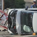 自販機などに衝突…乗用車が横転　運転手の70代男性は軽傷　神奈川・葉山町
