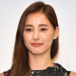 新木優子　タイトなスキニーデニムで体のラインくっきり「まって、可愛すぎるんだが」「スタイル最高に美しい」