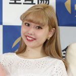 pecoさんのエッセイ本『My Life』が2024年に出版されることが発表され、多くの応援の声が寄せられています。pecoさんはタレントとしてだけでなく、モデルとしても活躍しています。彼女は2022年からエッセイの準備を始め、2023年7月には元夫であるryuchellさんを亡くしました。しかし、書籍の準備は進んでおり、pecoさんはそのまま出版することを決意しました。彼女のエッセイには、彼女の思いや現状の追加取材が含まれており、読者に彼女が大切にしていることや思いを伝える予定です。pecoさんの決意に、多くのファンからは興奮や喜びの声が上がっています。pecoさんのエッセイ本『My Life』は2024年2月1日に発売予定です。ぜひ手に取ってみてください。