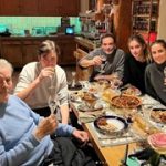 88歳アラン・ドロン、クリスマスを伴侶と家族と楽しむ姿を公開