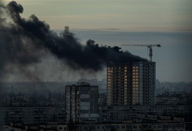ウクライナの首都キーウでロシア軍の攻撃により黒煙が上がる建物（写真：共同）