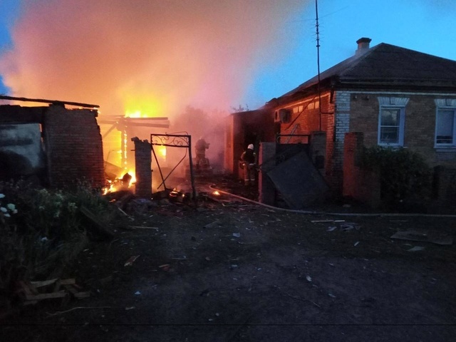 ロシア西部ベルゴロド州で攻撃を受け炎上する家屋
