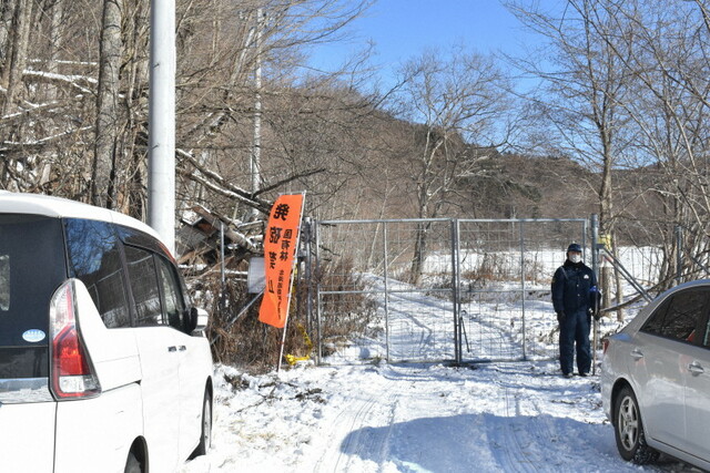 遺体が遺棄されたとみられる現場に通じる林道＝足寄町で2023年12月19日午前11時37分、鈴木斉撮影
