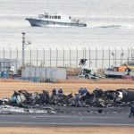 羽田空港の衝突事故、管制官の見落としが原因か