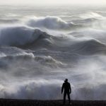 今日の1枚: 嵐が迫る中、英国の波の迫力に注意！