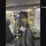 米アラスカ航空の旅客機、飛行中に機体の一部が吹き飛ぶトラブル