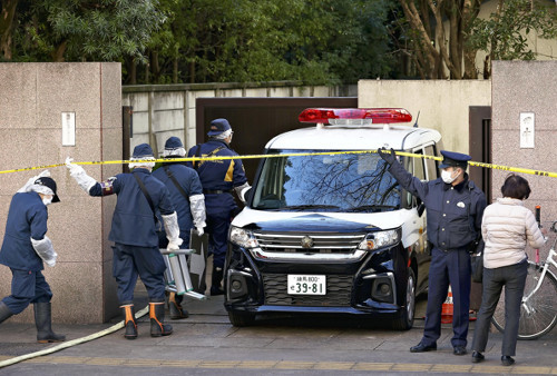 全焼した旧田中角栄邸の実況見分に向かう警視庁の捜査員ら