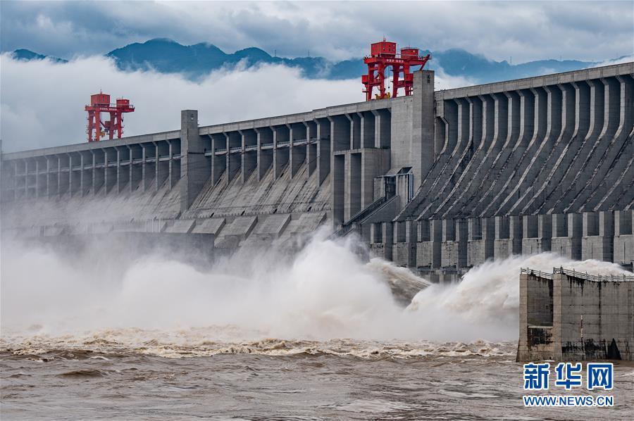 三峡ダムのオペレーターは、土曜日の61,000立方メートル/秒という流量よりも2倍の洪水の影響に耐えられると述べています。