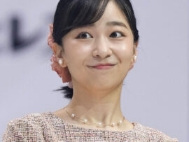 【佳子さまの最新ファッション解説】国民体育大会で魅せた上品ツイードワンピース＆華やか赤ワンピースの魅力を徹底解剖！