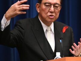 東京都議選：スキャンダルと共闘崩壊、混沌とする選挙戦の行方