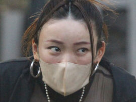 フワちゃん、結婚式にママチャリで登場！？左右違う靴で参列した驚きの理由とは？