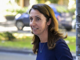 ドイツ連邦議会議副議長、イスラエル批判の投稿で謝罪に追い込まれる