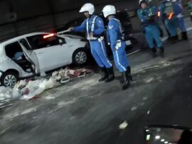 トラックが渋滞の列に突っ込んだか…首都高湾岸線の多摩川トンネルで乗用車やトラックなど7台が絡む事故　1人心肺停止で12人ケガ