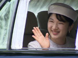 上皇后美智子さま90歳　車椅子で両陛下からお祝いの挨拶受ける　愛子さまはお花模様の装いで