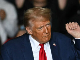 【米大統領選2024】トランプ氏、選挙集会で参加者2名が体調不良に！音楽フェス化で批判殺到？