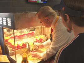トランプ前大統領がマクドナルドでフライドポテトを揚げる　アルバイト体験に「私はハリス副大統領より15分間長くマクドナルドで働いた」